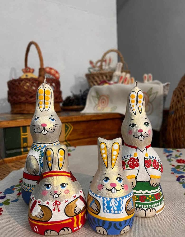 Zestaw rzeźbiarskich króliczków haftowanych