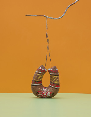 Podkowa kawowa z czerwonym wzorem