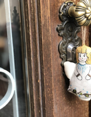 Pamiątka waniliowa aromatyzowana "Anioł z orzechami"