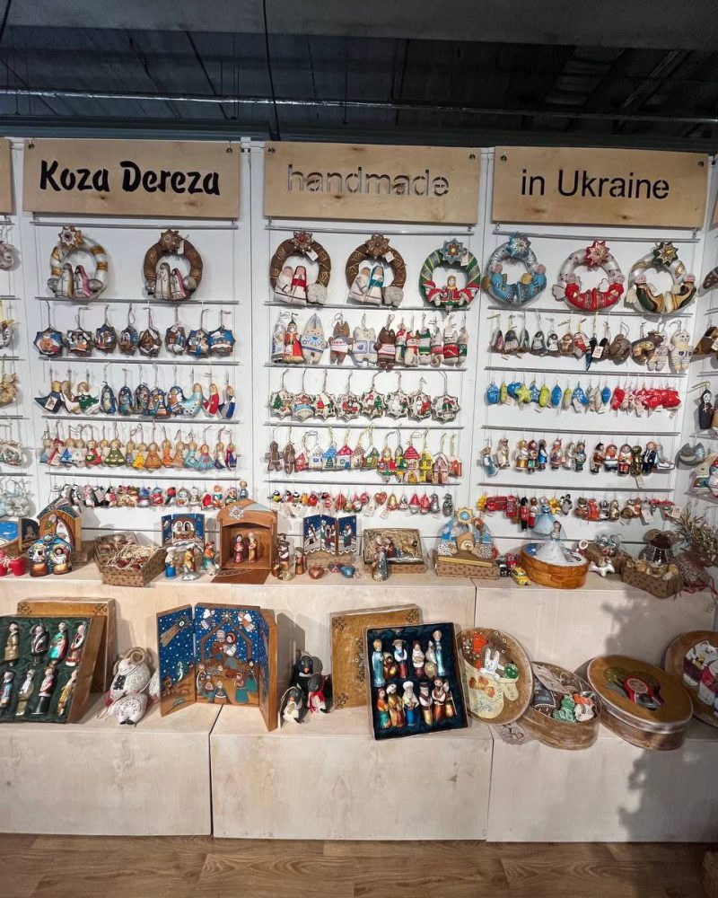 Stoisko z ozdobami świątecznymi Koza Dereza „handmade in Ukraine”